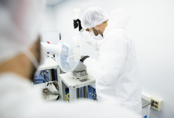 Laboratorio de análisis final y certificación - Técnico especializado realizando análisis de calidad en instalaciones GMP